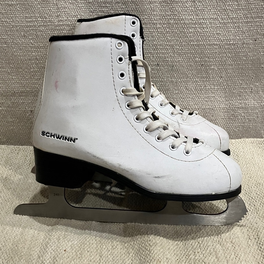 Schwinn adult size 5 (240mm) figure ice Skates -felt inner lining padded sides